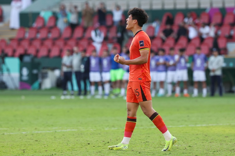 开云体育-泰山足校教练：彭啸展现出的拼搏劲头与战斗作风，值得肯定和表扬